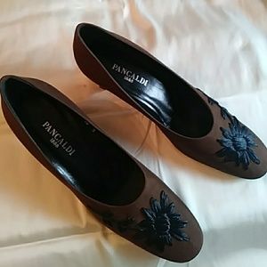 Pancaldi NM gorgeous choc/navy pumps.